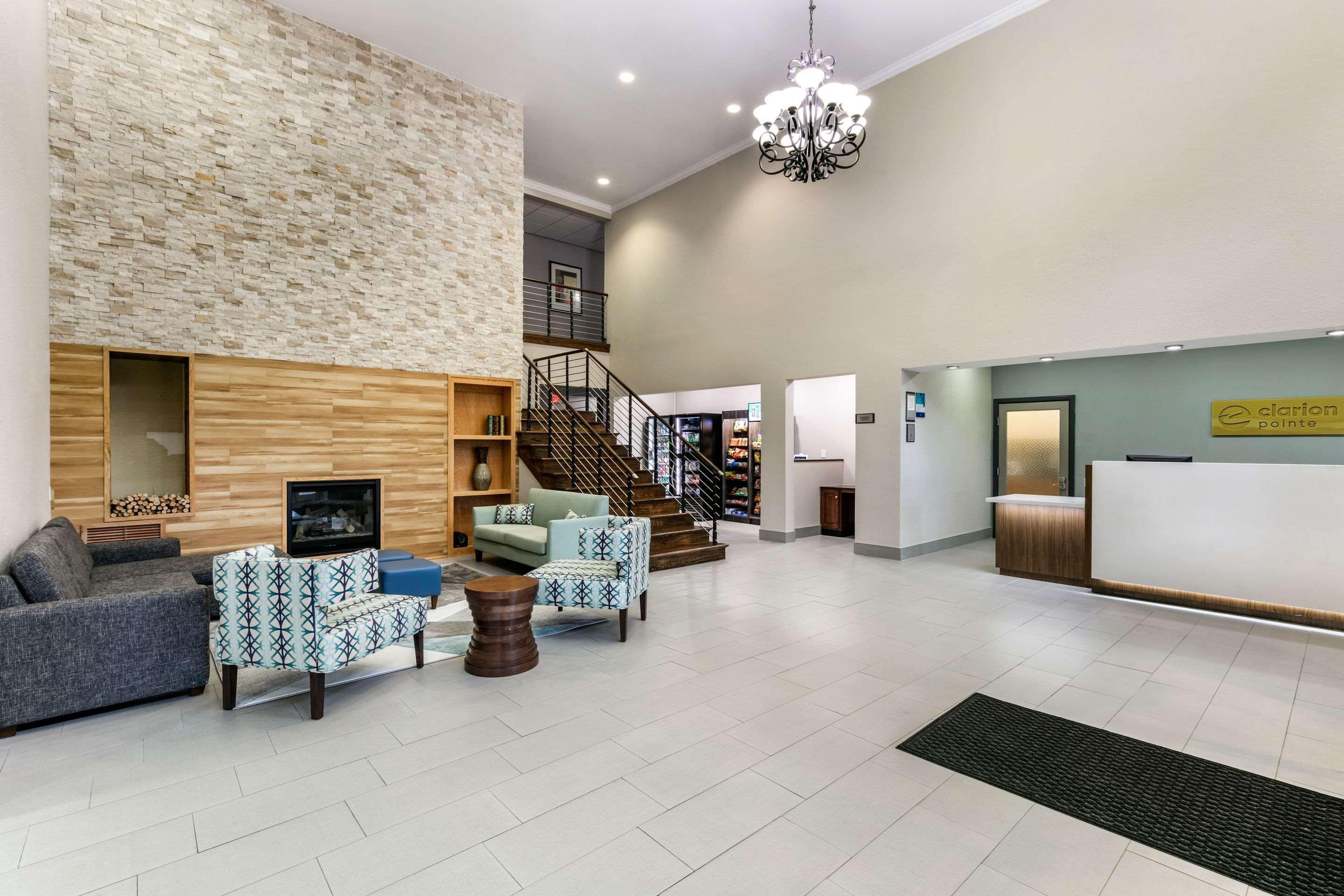 ホテル Clarion Pointe Columbus-Bradley Park エクステリア 写真