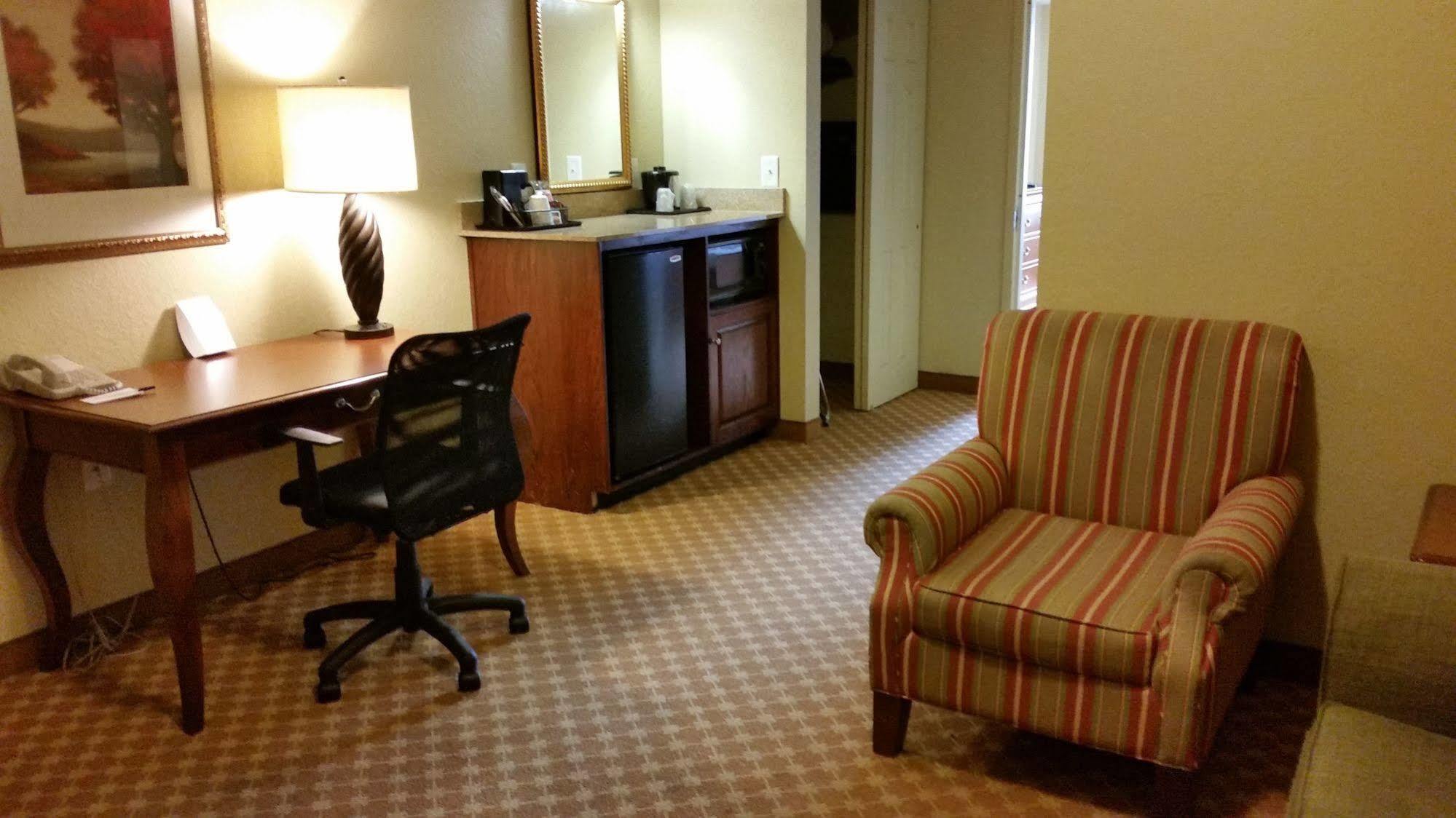 ホテル Clarion Pointe Columbus-Bradley Park エクステリア 写真