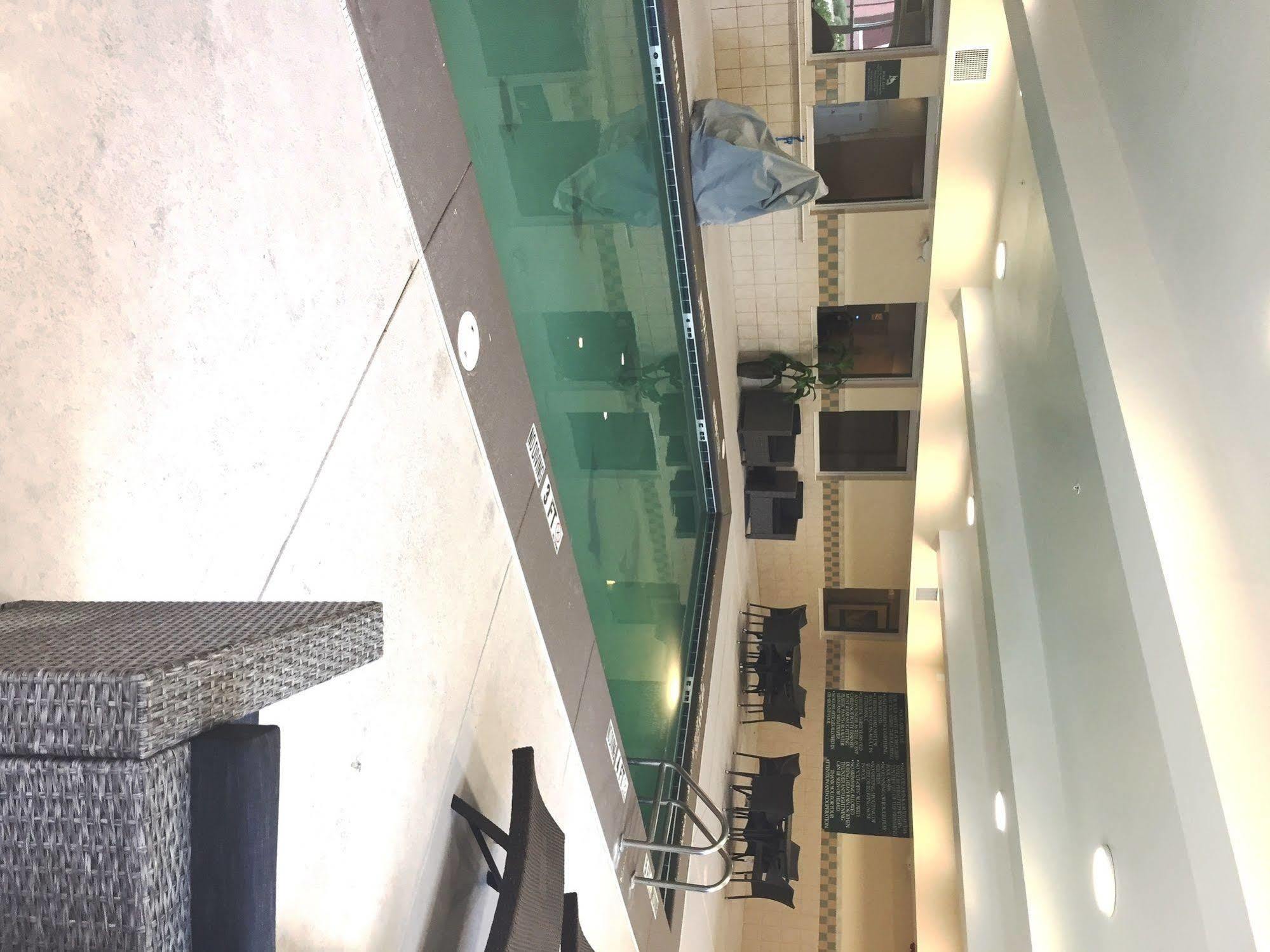 ホテル Clarion Pointe Columbus-Bradley Park エクステリア 写真